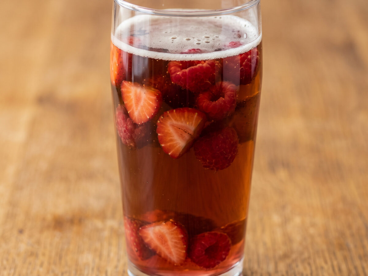 Altbierbowle mit Erdbeeren und Himbeeren
