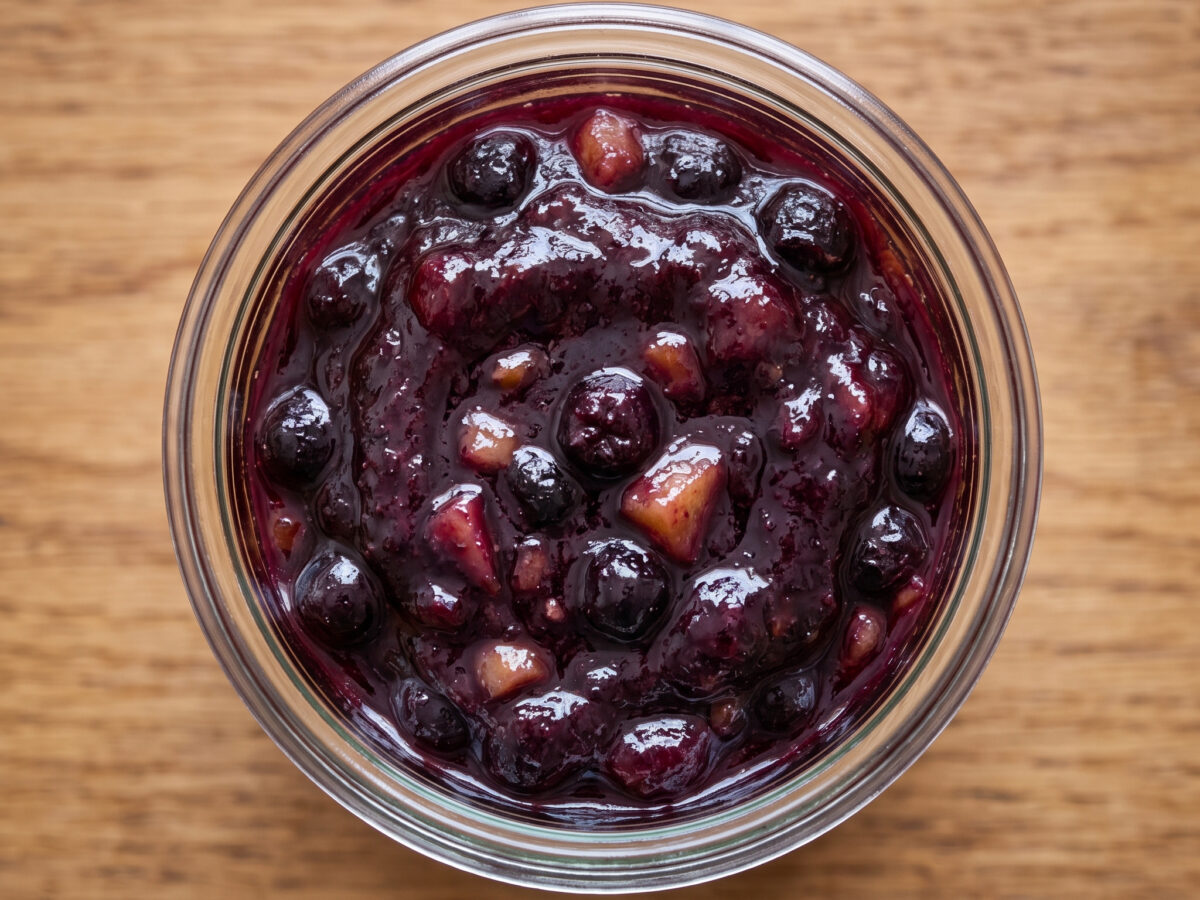 Dunkle Beeren im Glas