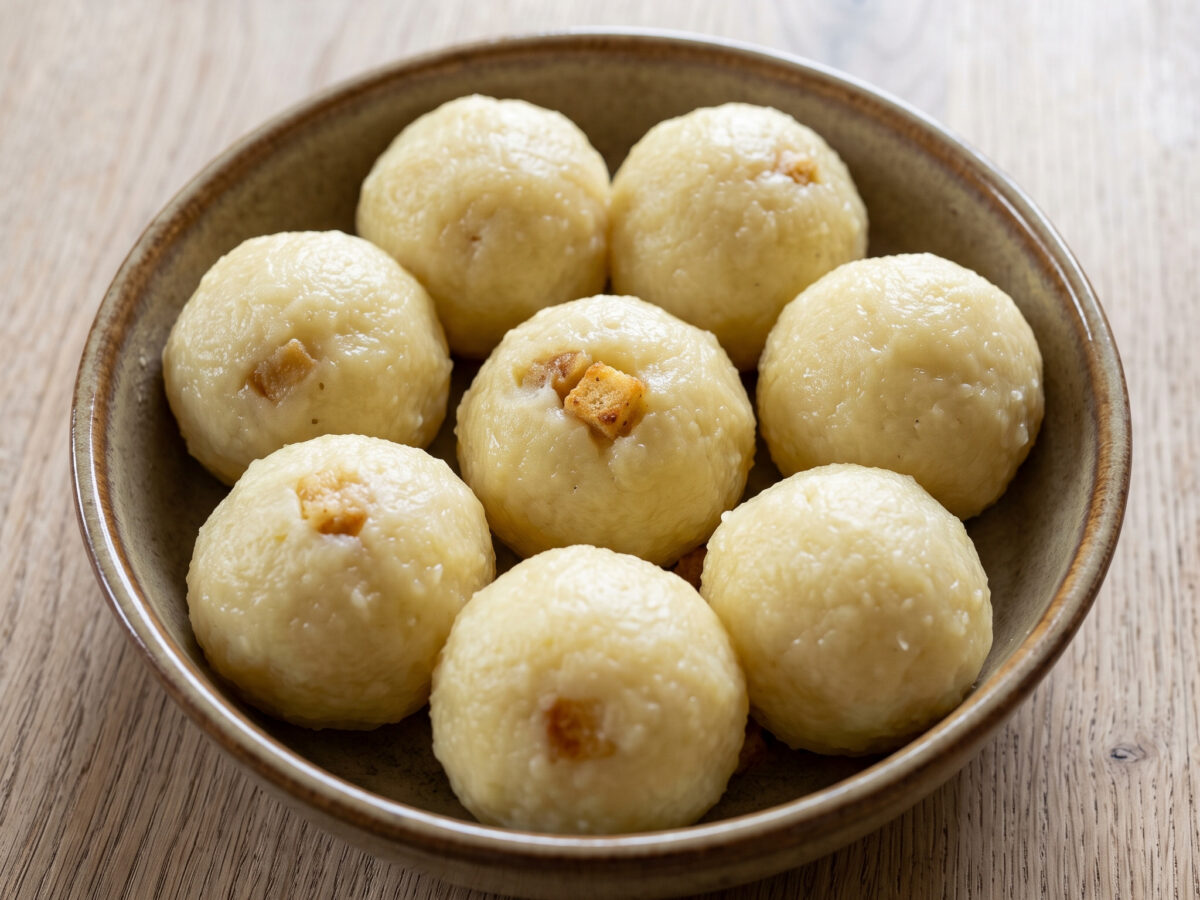 Bayerische Kartoffelknödel halb und halb