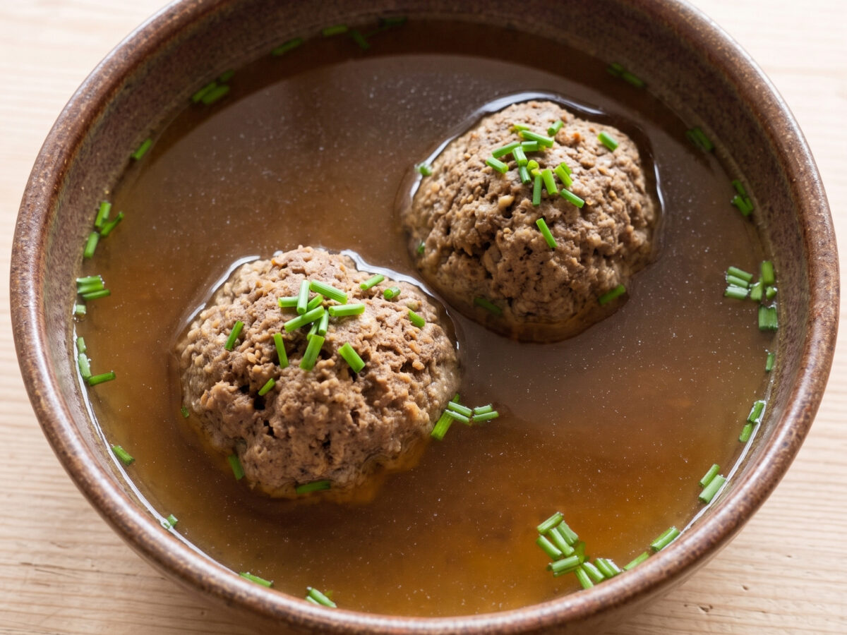Oberbayerische Wirtshausküche | Bayerische Leberknödelsuppe | Saftige Kalbsleberknödel in kräftiger Brühe, behutsam gegart mit Schnittlauch.