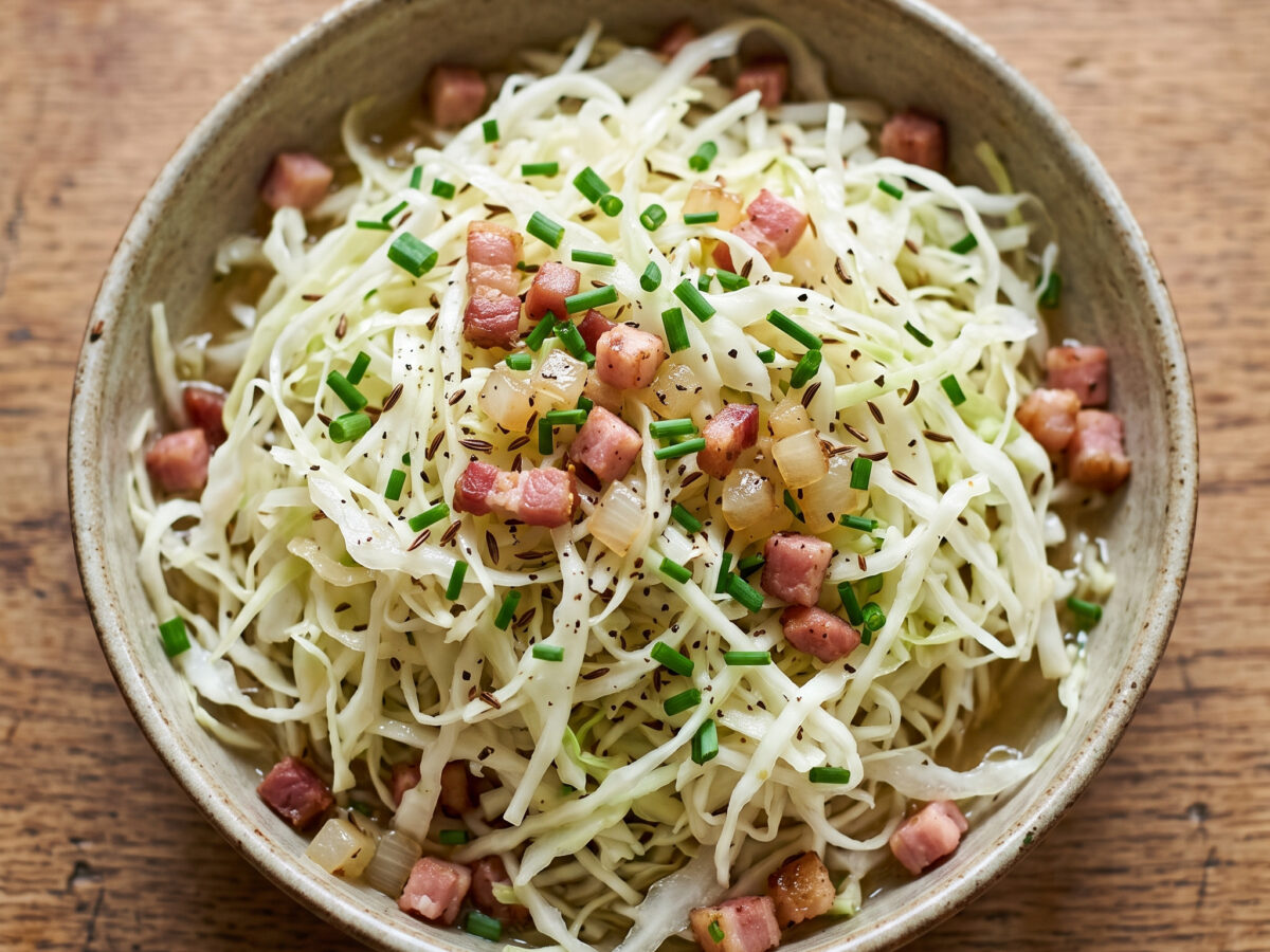 Frischer Weißkrautsalat | Bayerischer Krautsalat | Knackiges Weißkraut, würziger Kümmel und knuspriger Speck in feiner Marinade.