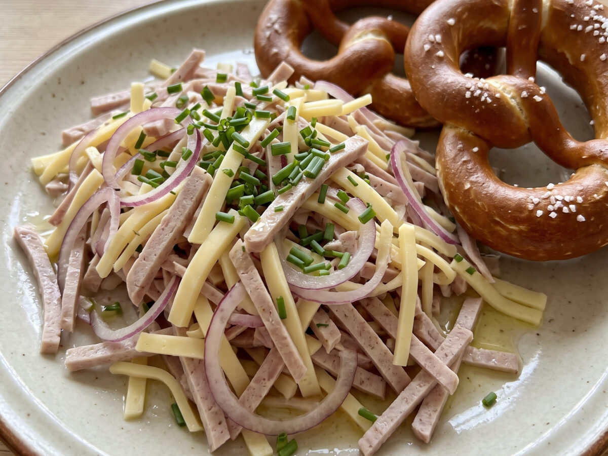 Bayerische Brotzeit | Bayerischer Wurstsalat | Fein geschnittene Stadtwurst mit Emmentaler in säuerlicher Essig-Öl-Marinade