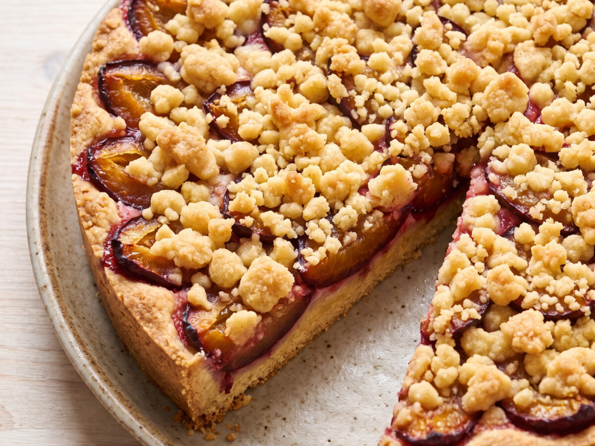 Bayerischer Blechkuchen | Fränkischer Zwetschgendatschi | Saftige Zwetschgen auf Zimt-Mürbeteig mit knusprigen Streuseln.