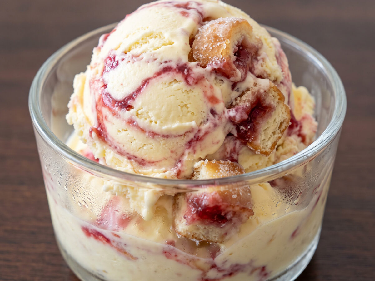 Berliner Pfannkuchen-Eis mit Himbeerkonfitüre