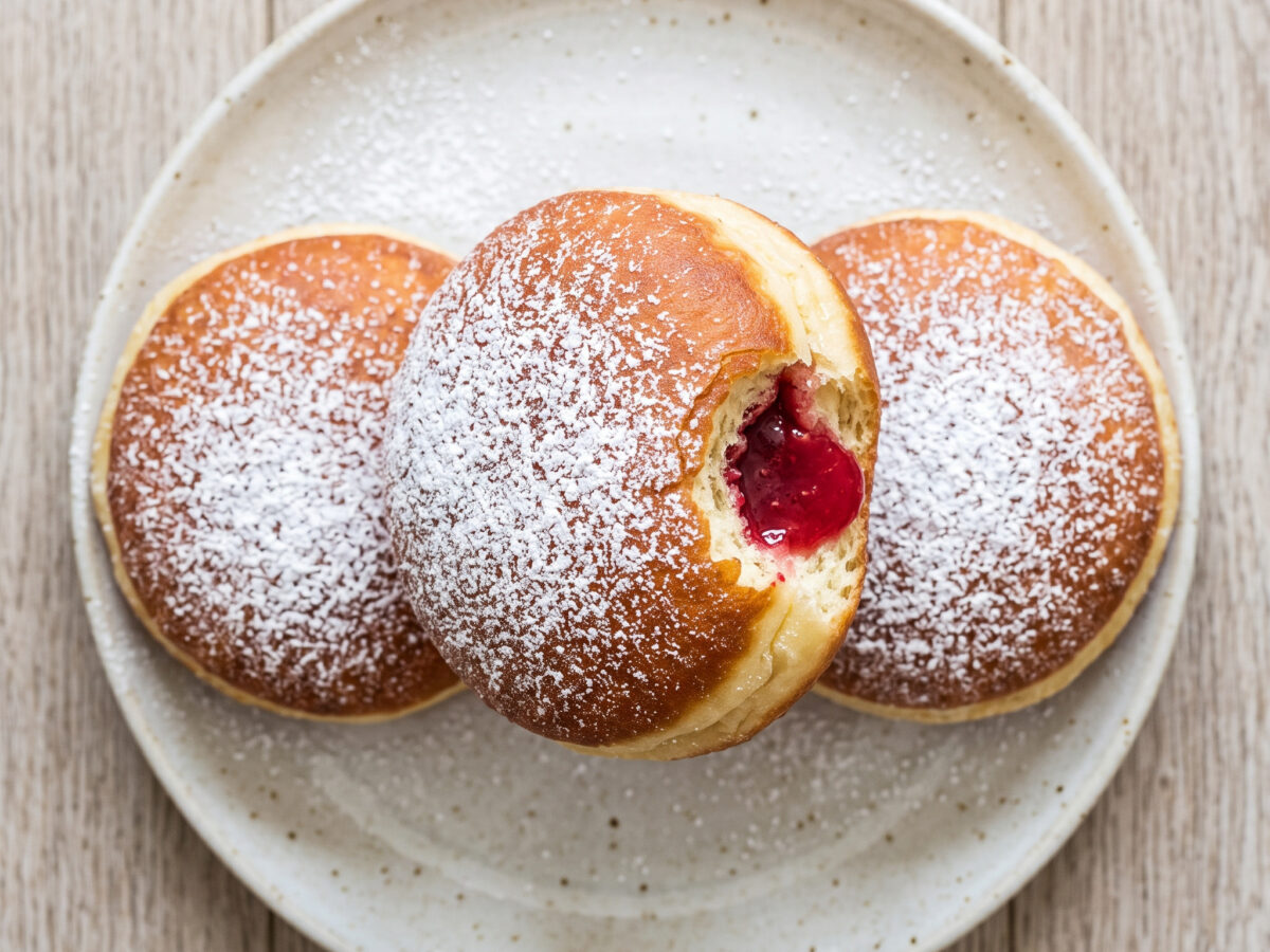 Berliner Pfannkuchen mit Himbeerkonfitüre