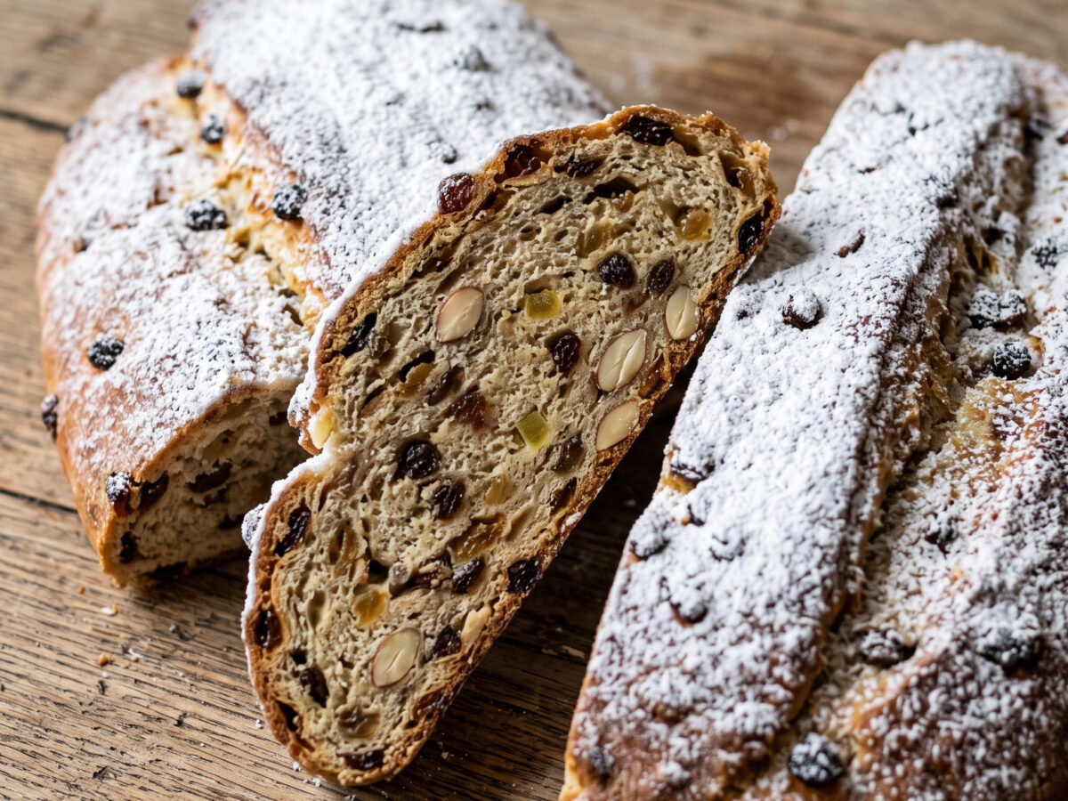 Berliner Stolle mit Korinthen, Sultaninen und Mandeln