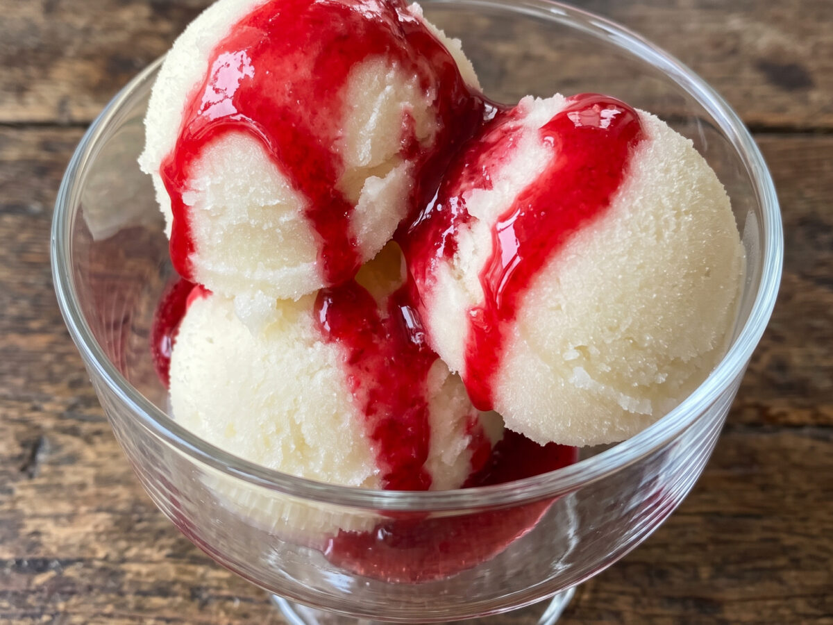 Berliner-Weiße-Sorbet mit Himbeersirup