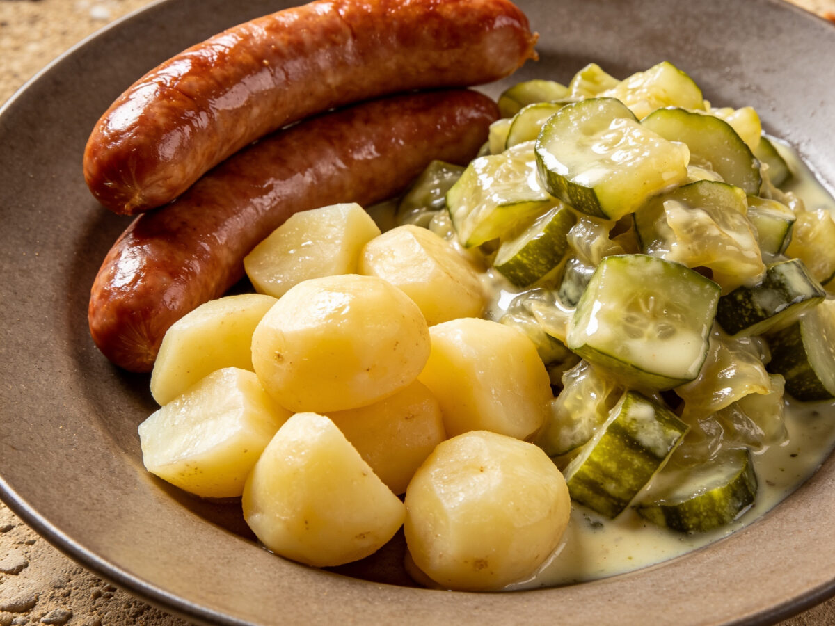 Bockwurst mit Schmorgurken und Salzkartoffeln