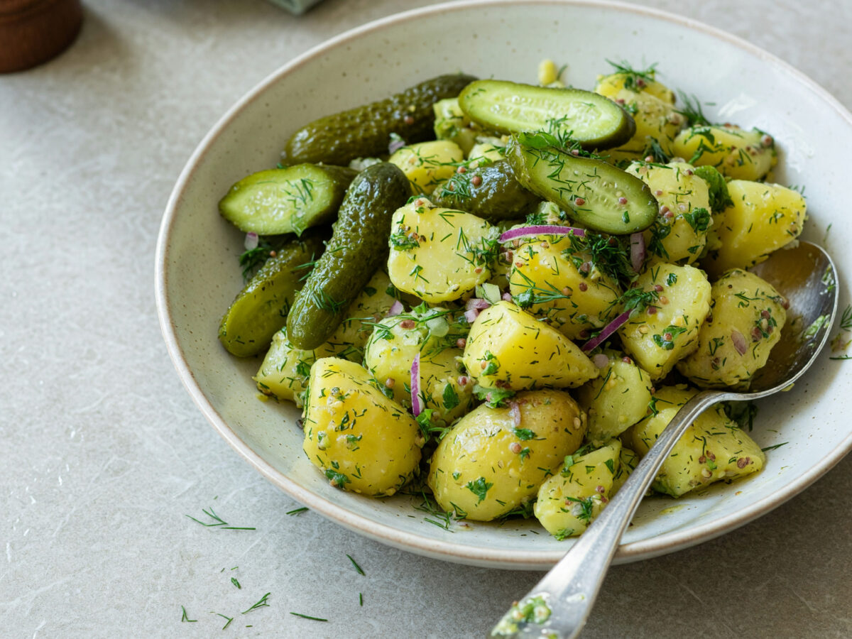 Brandenburger Kartoffelsalat mit knackigen Spreewälder Gurken