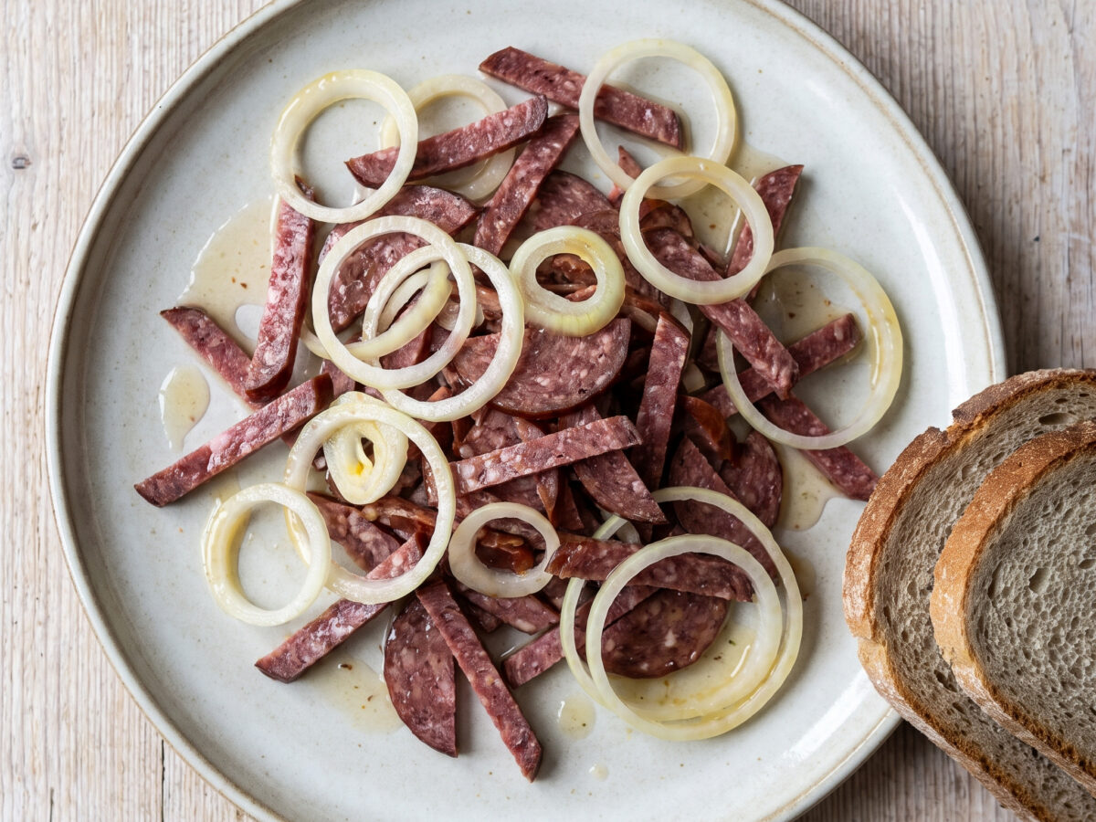 Niedersachsen | Braunschweiger Wurstsalat | Mettwurst mit Zwiebeln in Essig-Öl-Marinade