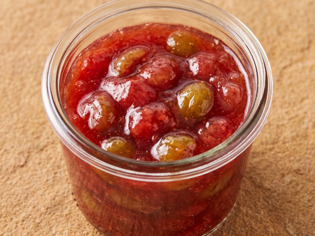 Erdbeeren und rote Stachelbeeren im Glas
