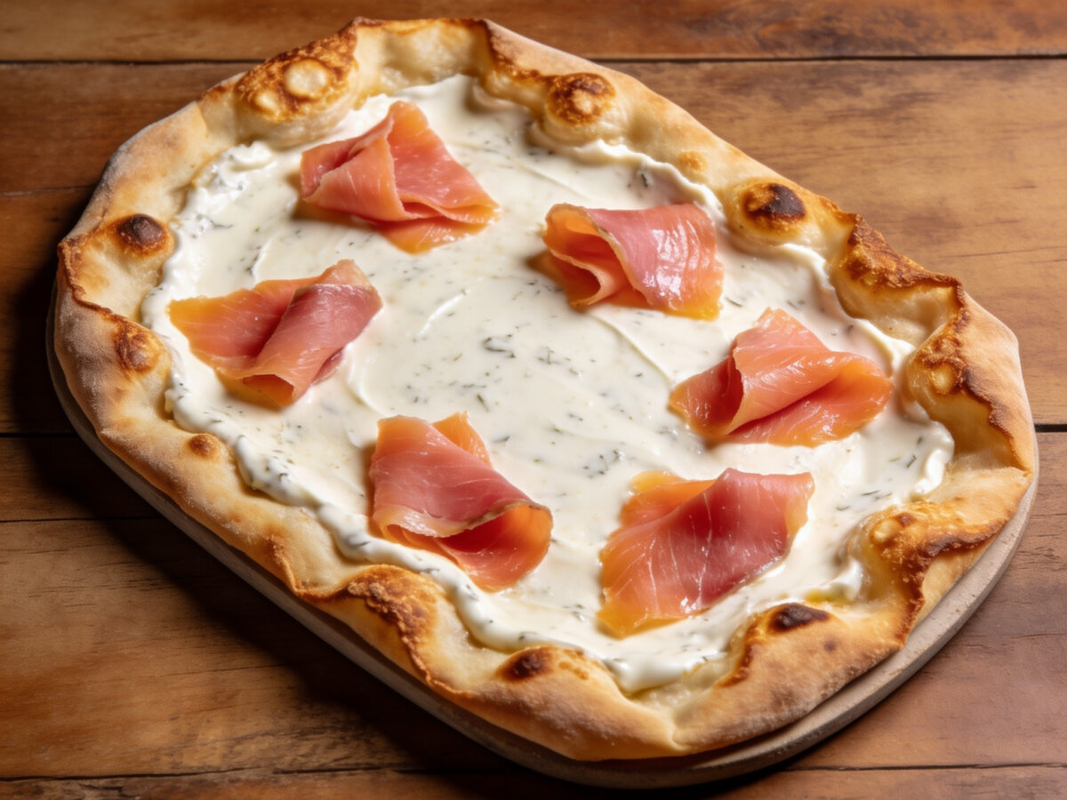 Flammkuchen mit Meerrettichschmand und Räucherlachs