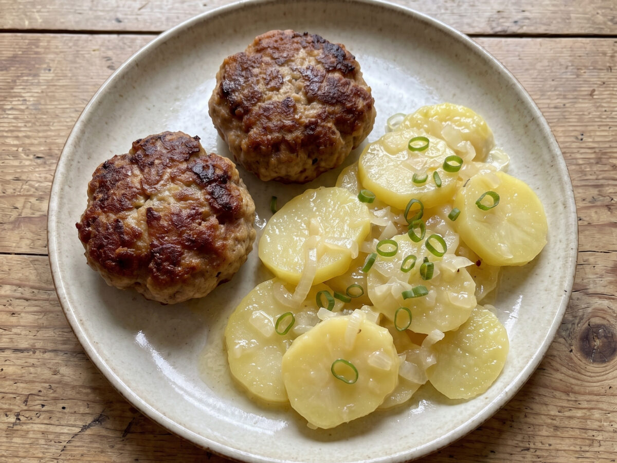 Bayerische Hausmannskost | Fleischpflanzerl mit Kartoffelsalat | Saftige knusprige Hacklaiberl zu lauwarmem schlotzigem Kartoffelsalat