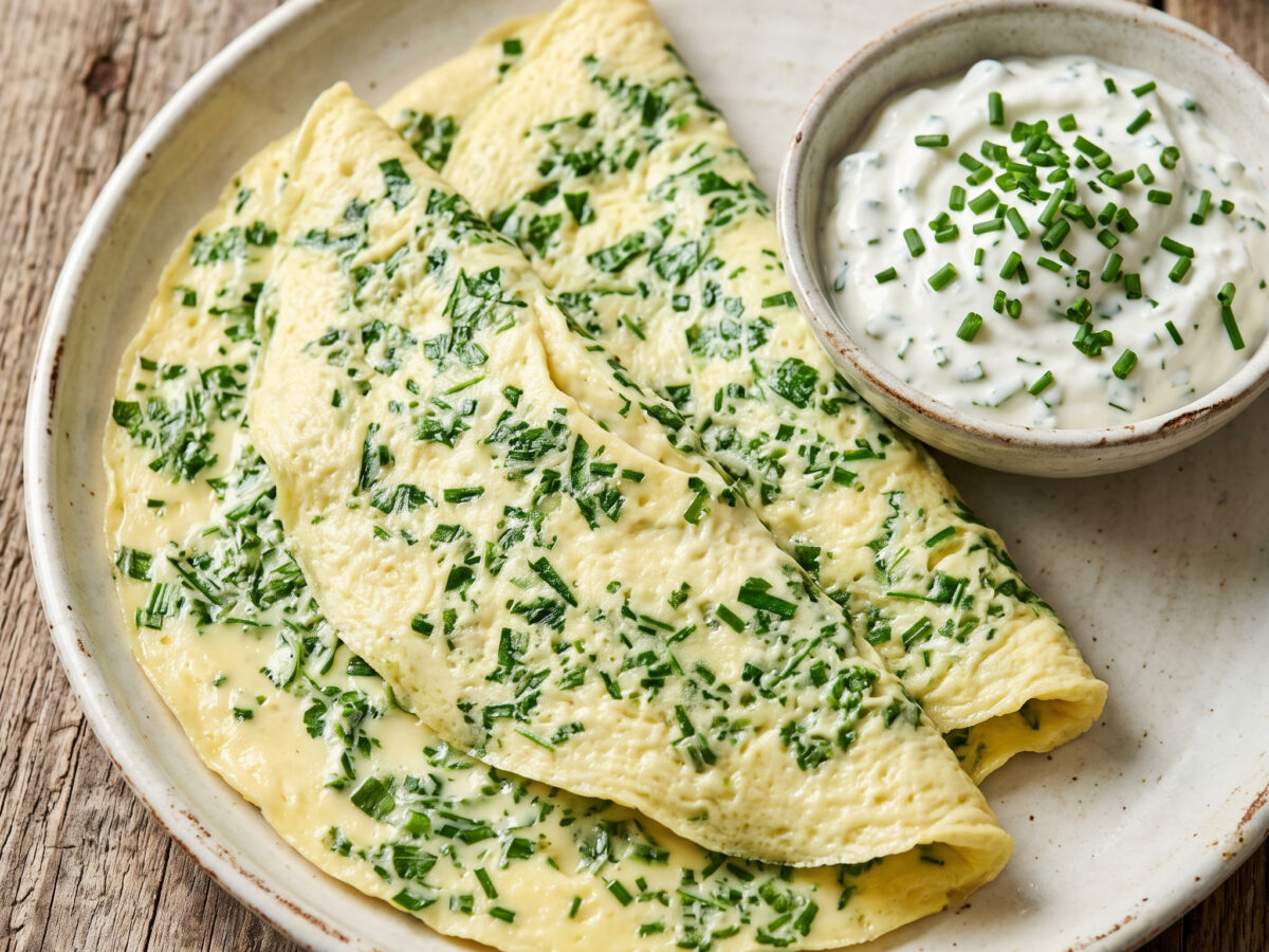 Frankfurter Kräuteromelett mit Schnittlauchquark