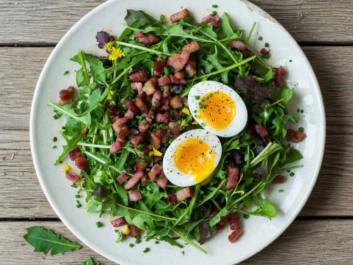 Frischer Löwenzahnsalat mit Speck und Ei