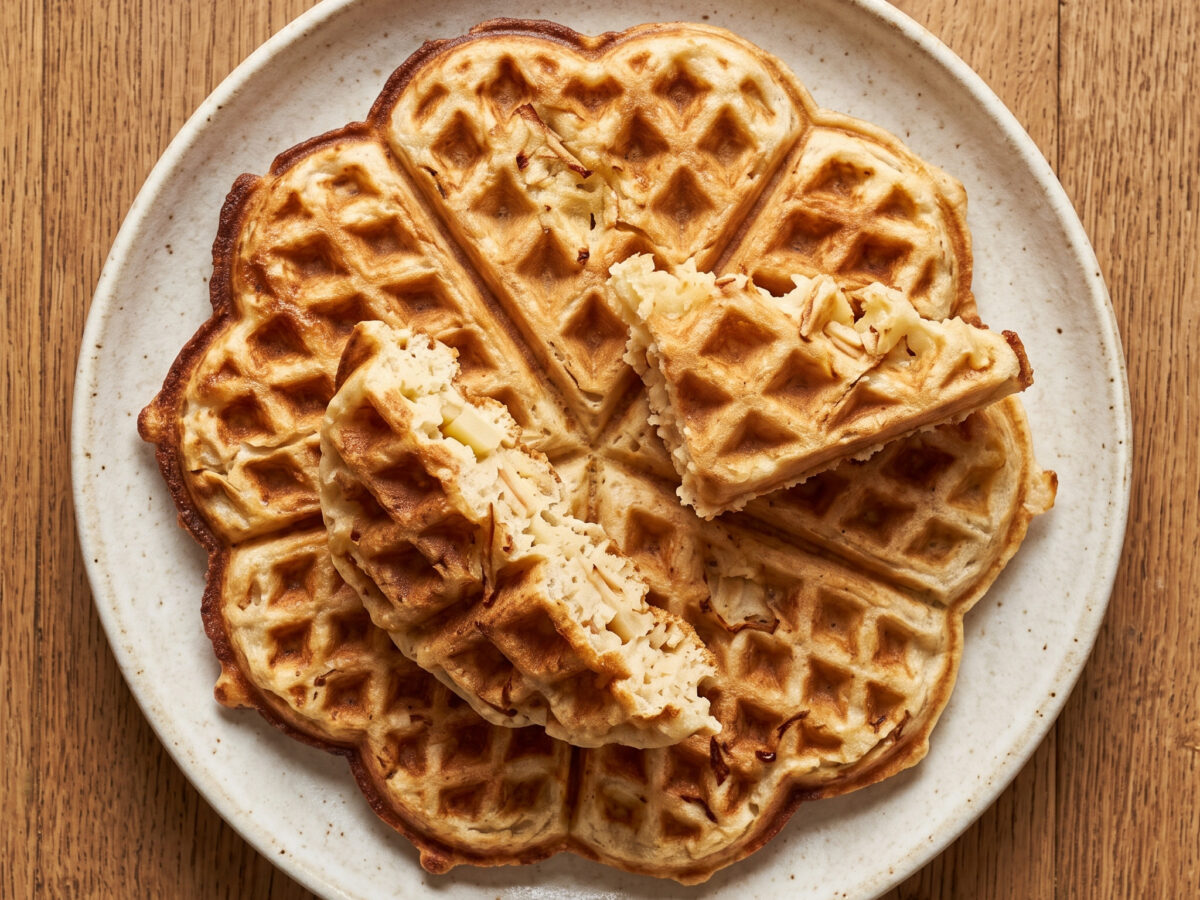 Fruchtige Waffeln mit Apfel im Teig
