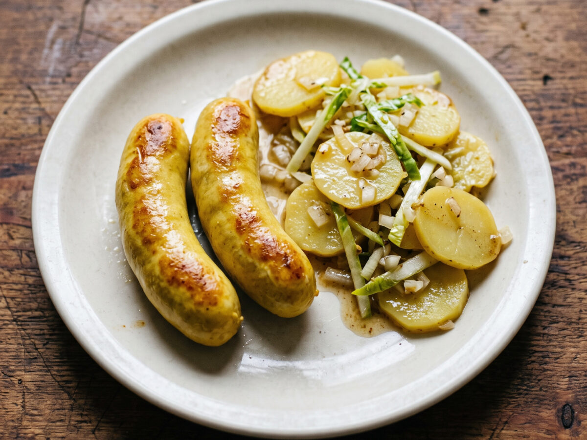 Gebratene Wollwurst mit warmem Kartoffelsalat