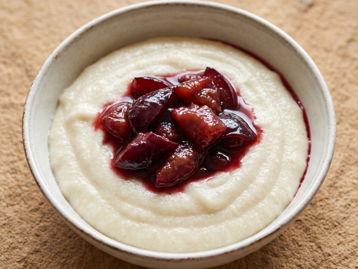 Grießbrei mit Pflaumenkompott