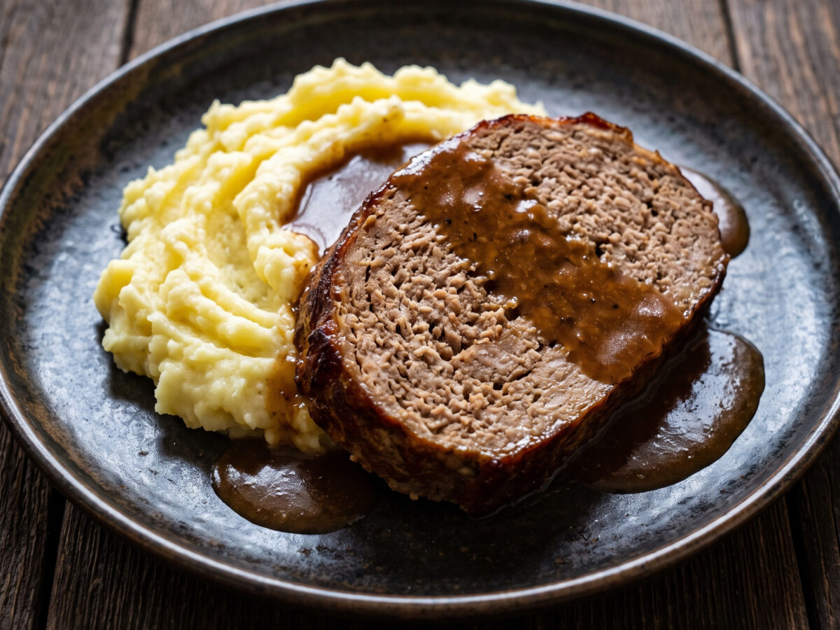 Hackbraten mit Kartoffelpüree und grünen Bohnen