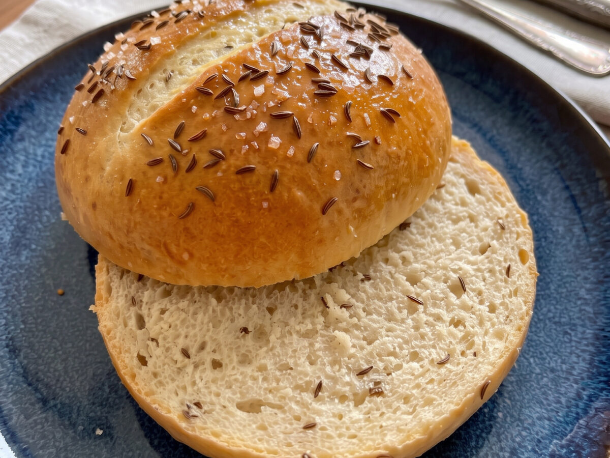 Norddeutsches Brötchen | Hamburger Kümmelbrötchen | Knusprige Kruste, aromatischer Kümmel und weicher Teig.