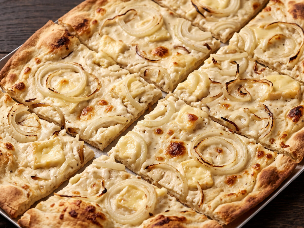 Handkäse-Flammkuchen mit Zwiebeln