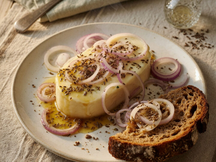 Hessischer Handkäse, würzig mariniert und bereit für die Brotzeit.