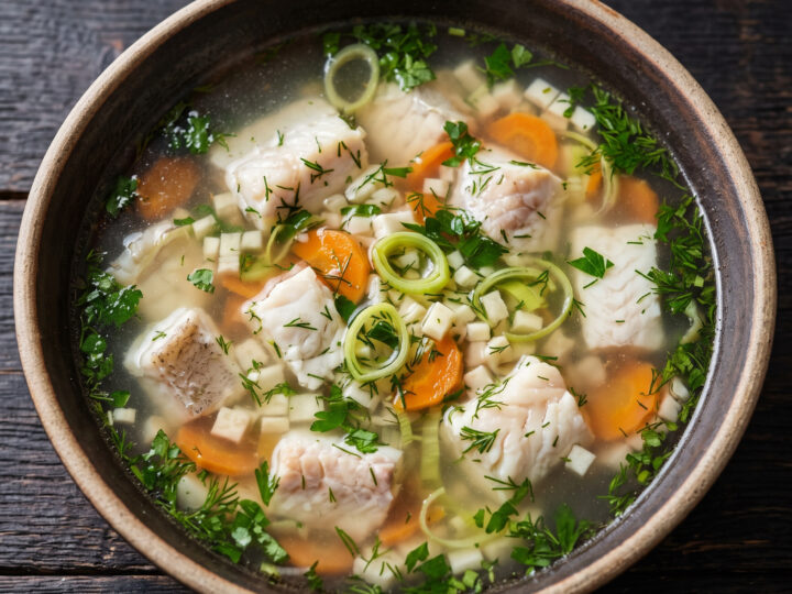 Klare Fischsuppe, Hiddenseer Art | Hiddenseer Fischsuppe | Klarer Fischfond, zarter Fisch, Wurzelgemüse und frischer Dill