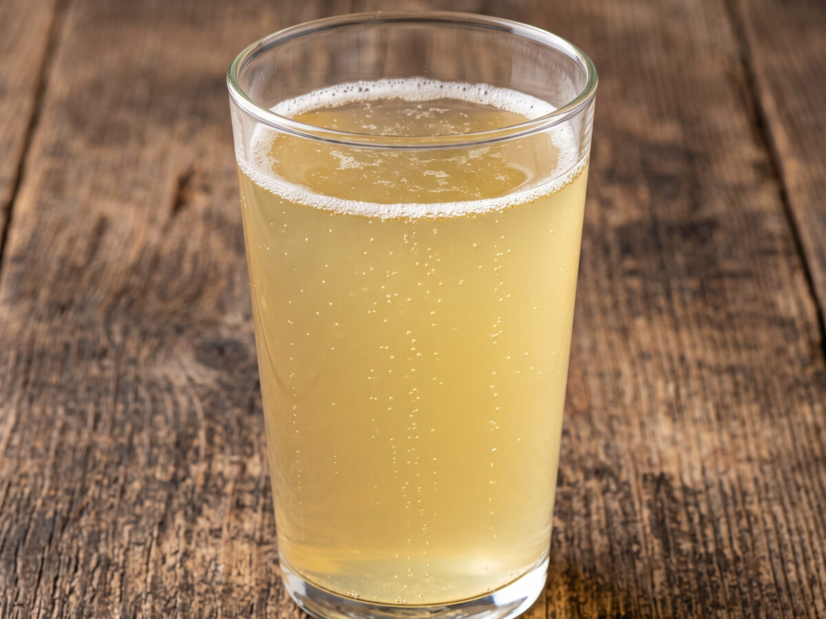 Bayerische alkoholfreie Brause | Holler-Kracherl | Blumiger Holler trifft auf eine feine Essignote und kurzes Prickeln.