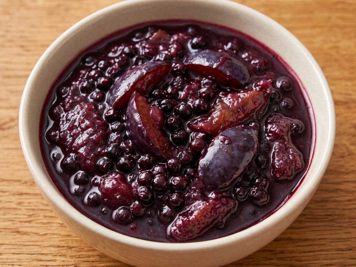 Herbstliches Kompott mit dunklen Beeren