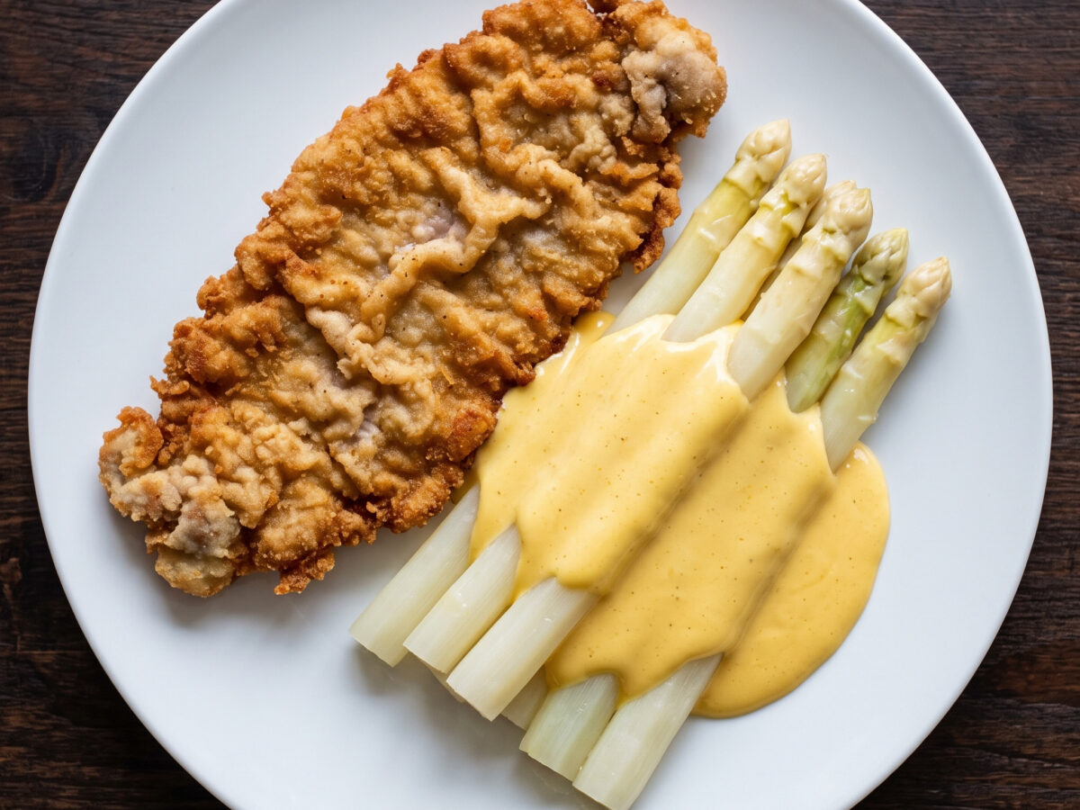 Kalbsschnitzel mit Spargel und Sauce Hollandaise