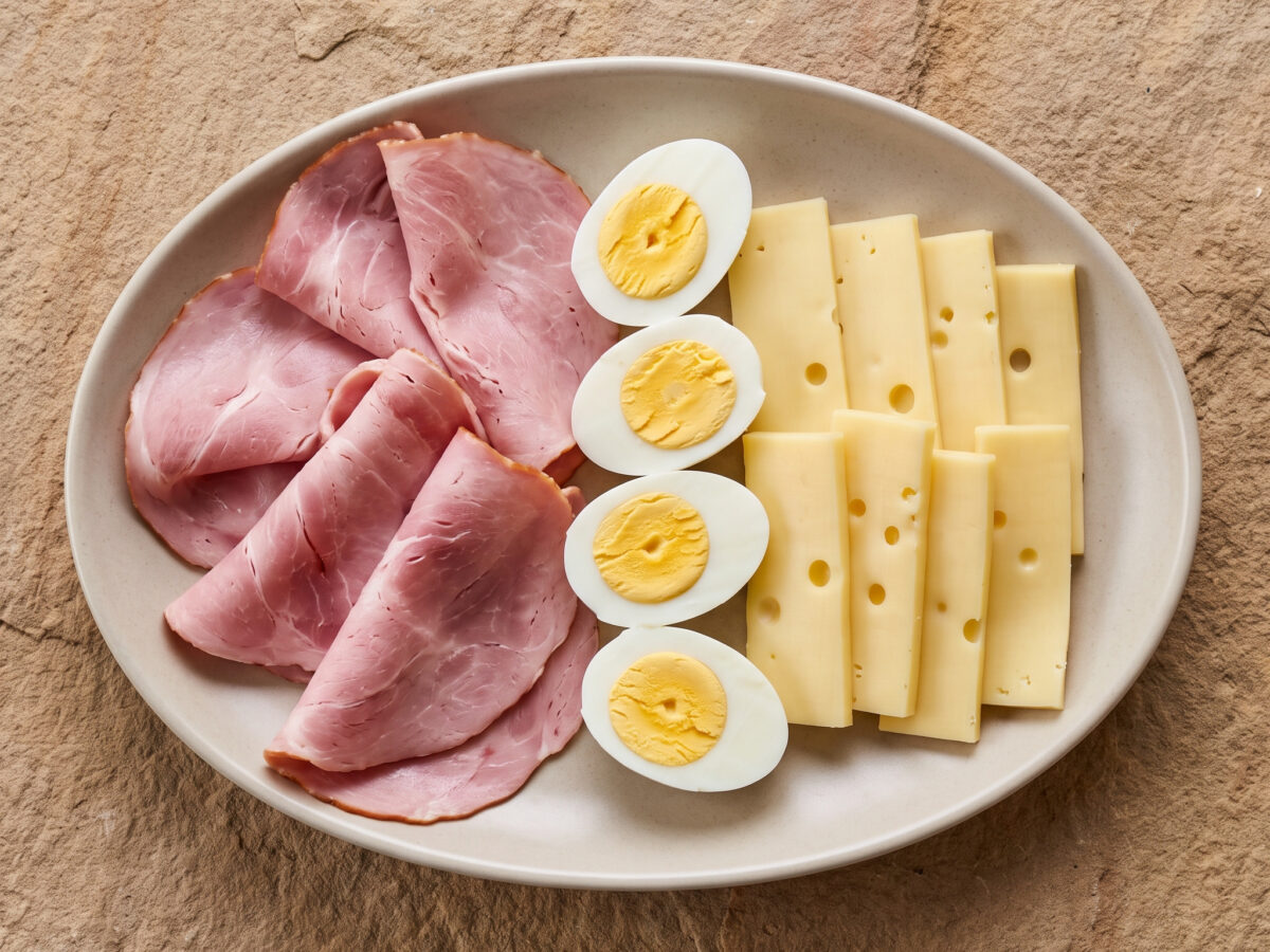 Kalte Platte mit Kochschinken, Emmentaler und Eiern