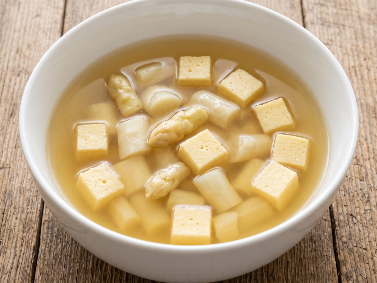 Klare Spargelsuppe mit Eierstich