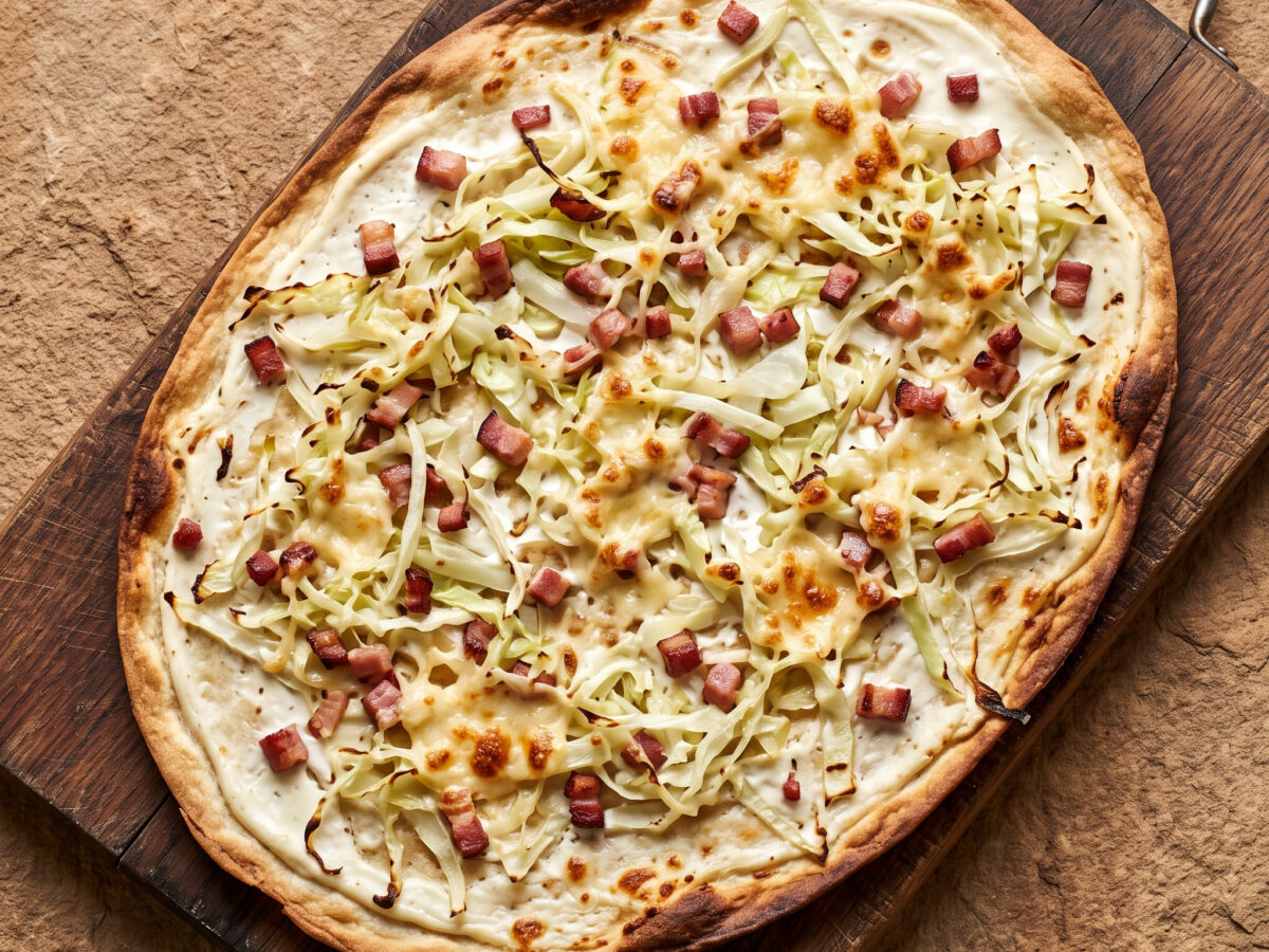 Knuspriger Flammkuchen mit Kohl