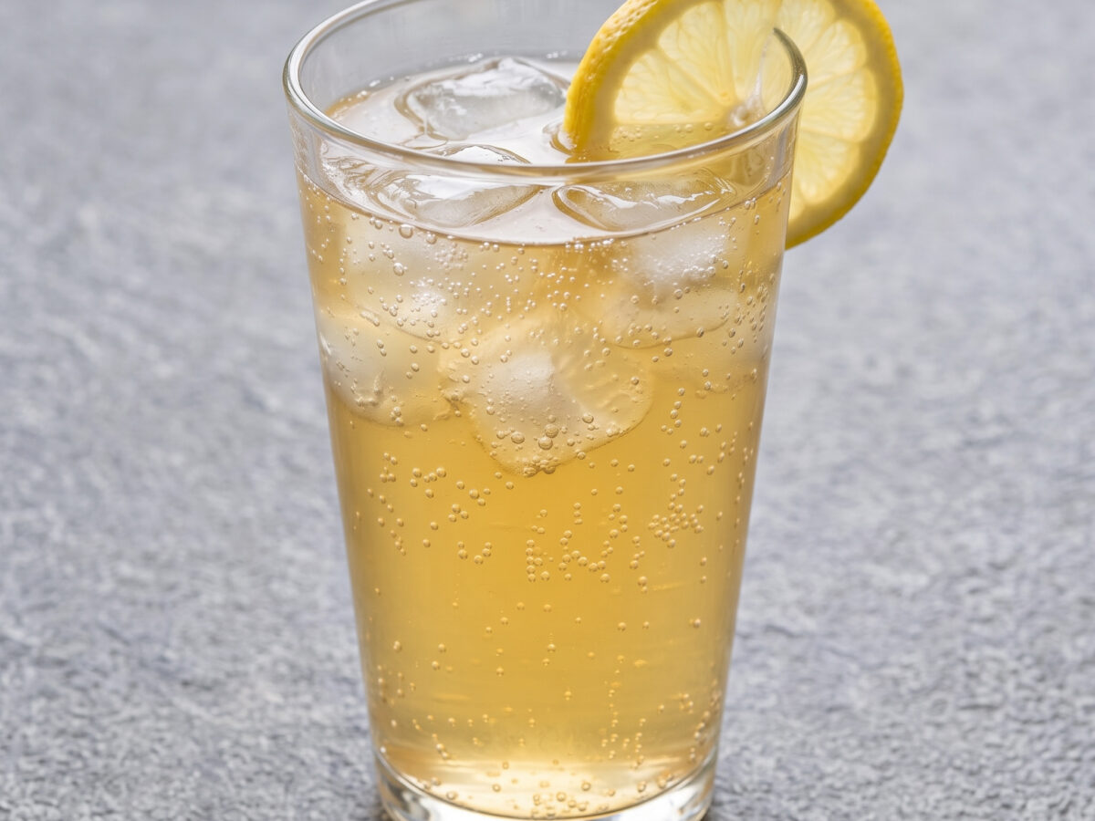 Kräuterlimonade von der Schwäbischen Alb | Albdudler-Kräuterlimonade | Frischer Apfelsaft trifft duftende Gartenkräuter und prickelndes Mineralwasser.