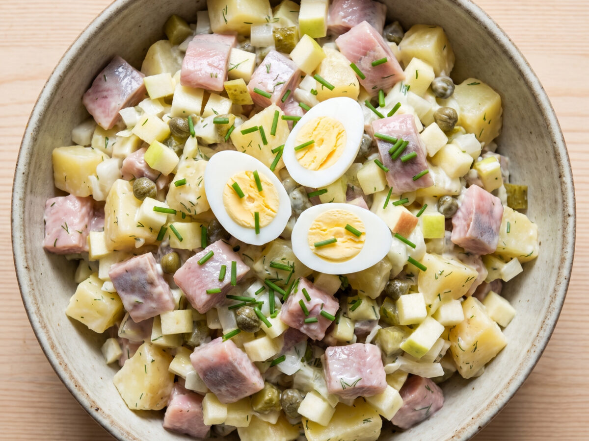 Sättigender Salat · Niedersachsen | Matjessalat mit Apfel und Kartoffeln | Cremig und herzhaft, mit zartem Matjes und festkochenden Kartoffeln