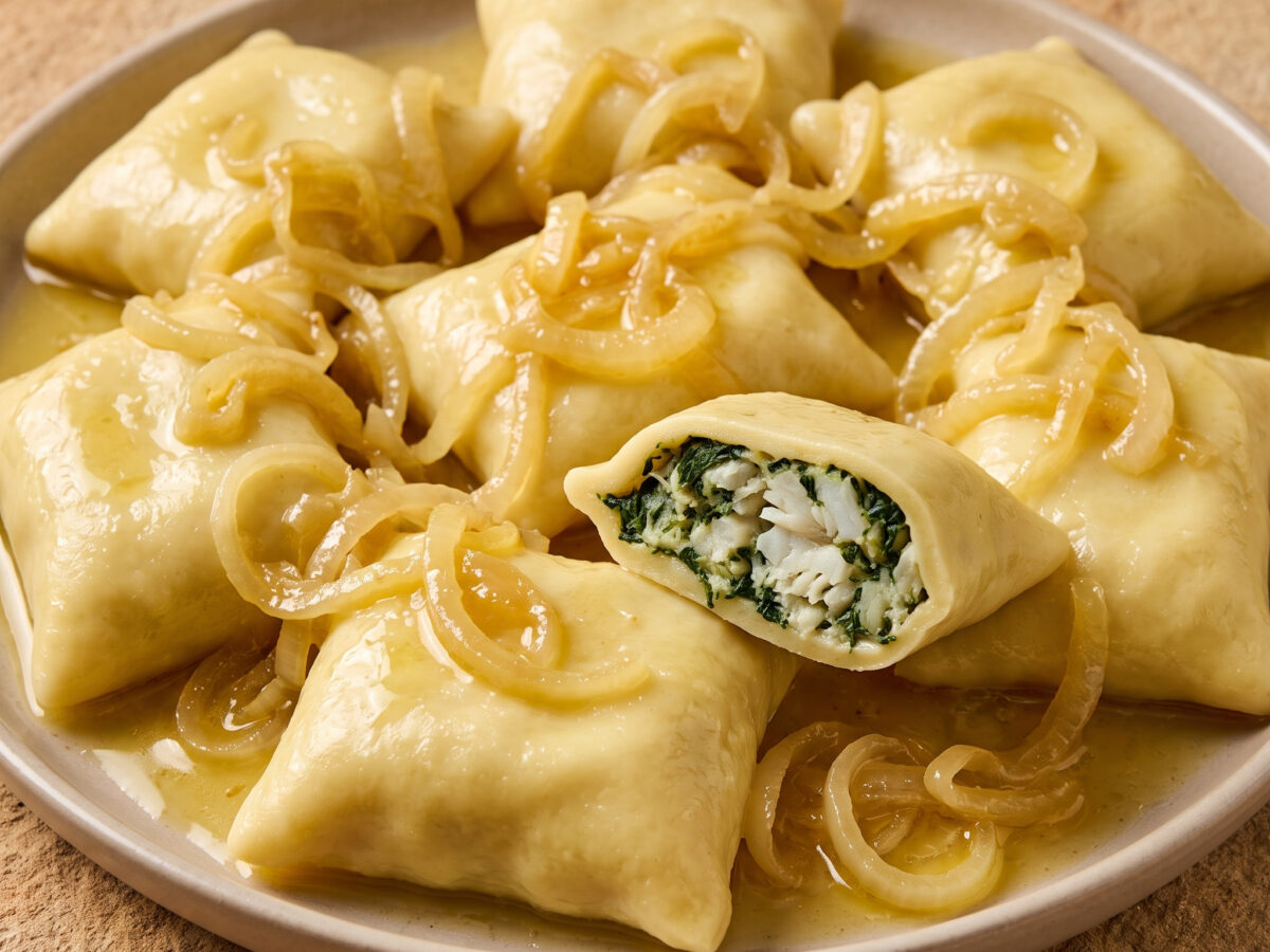 Maultaschen mit Kabeljau-Spinat-Füllung und Zwiebelschmelz