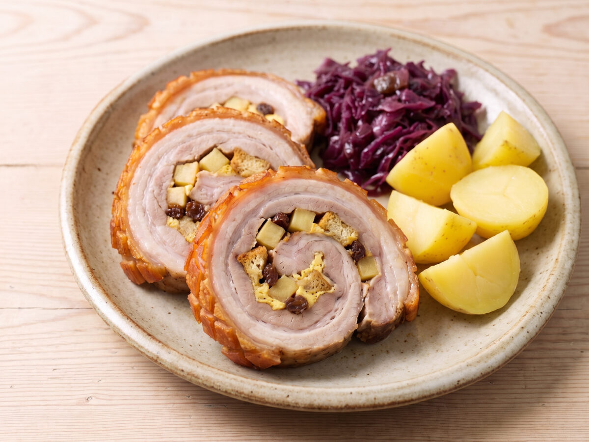 Mecklenburg-Vorpommern | Mecklenburger Rippenbraten | Saftiger Schweinebauch mit knuspriger Schwarte, süßlicher Apfel-Zwieback-Füllung