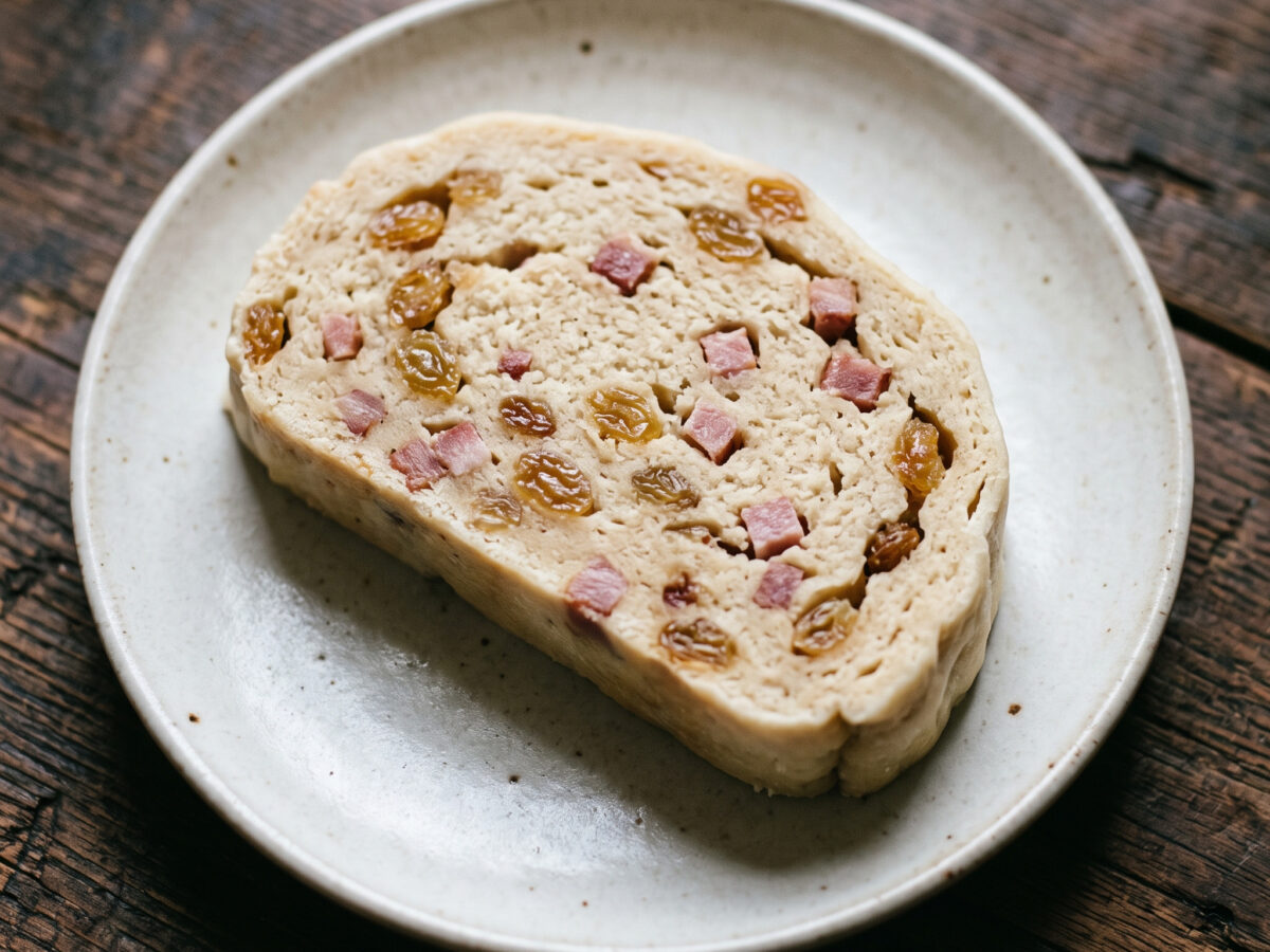 Mehlbüdel mit Speck und Rosinen