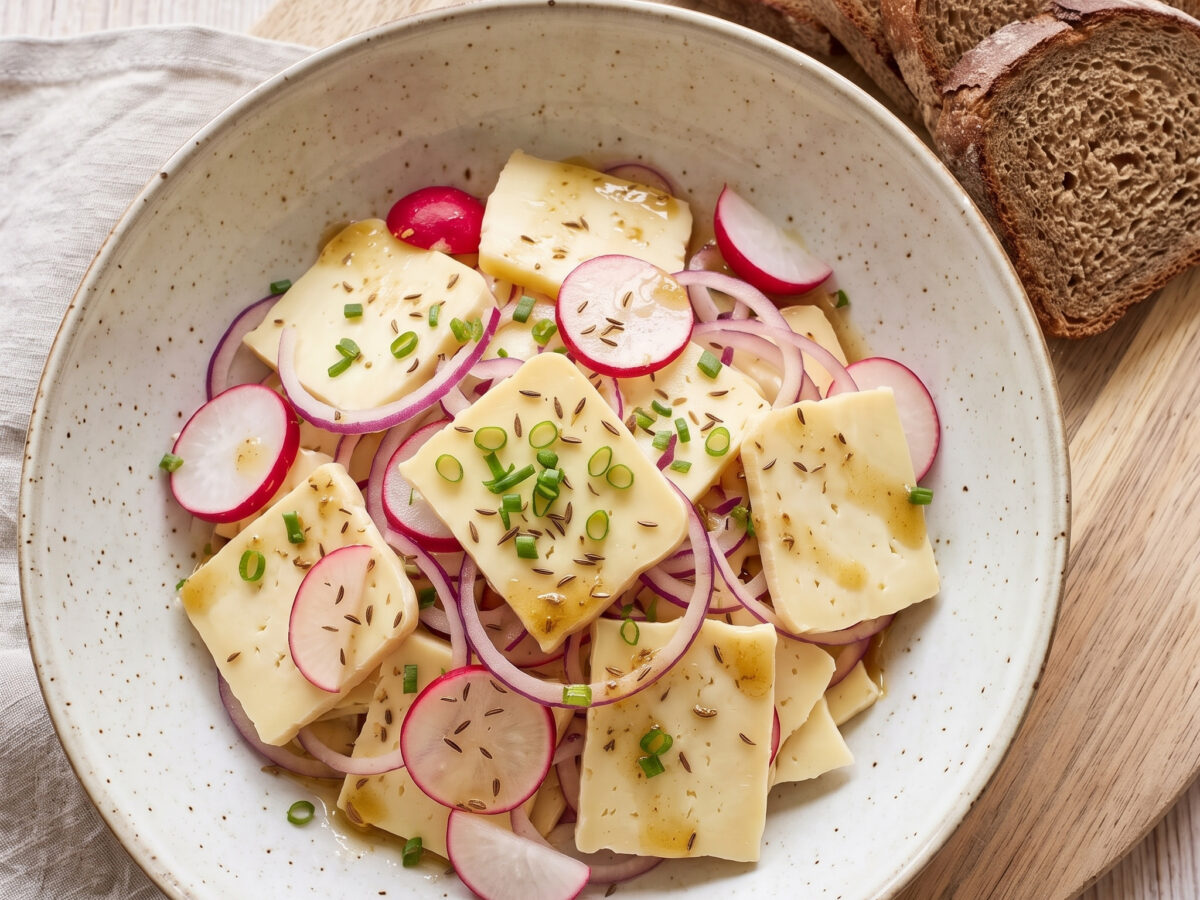 Niedersachsen · Sättigender Käsesalat | Niedersächsischer Harzer Käsesalat | Würziger Harzer Käse, Zwiebeln und Radieschen in feiner Senfmarinade