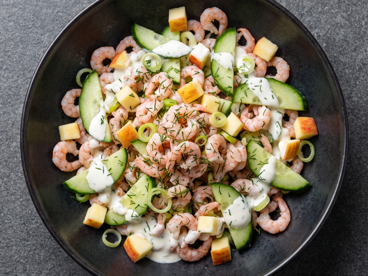 Norddeutscher Frischsalat | Nordseekrabbensalat mit Gurke und Apfel | Zarte Krabben, knackige Gurke und säuerlicher Apfel im Dill-Dressing
