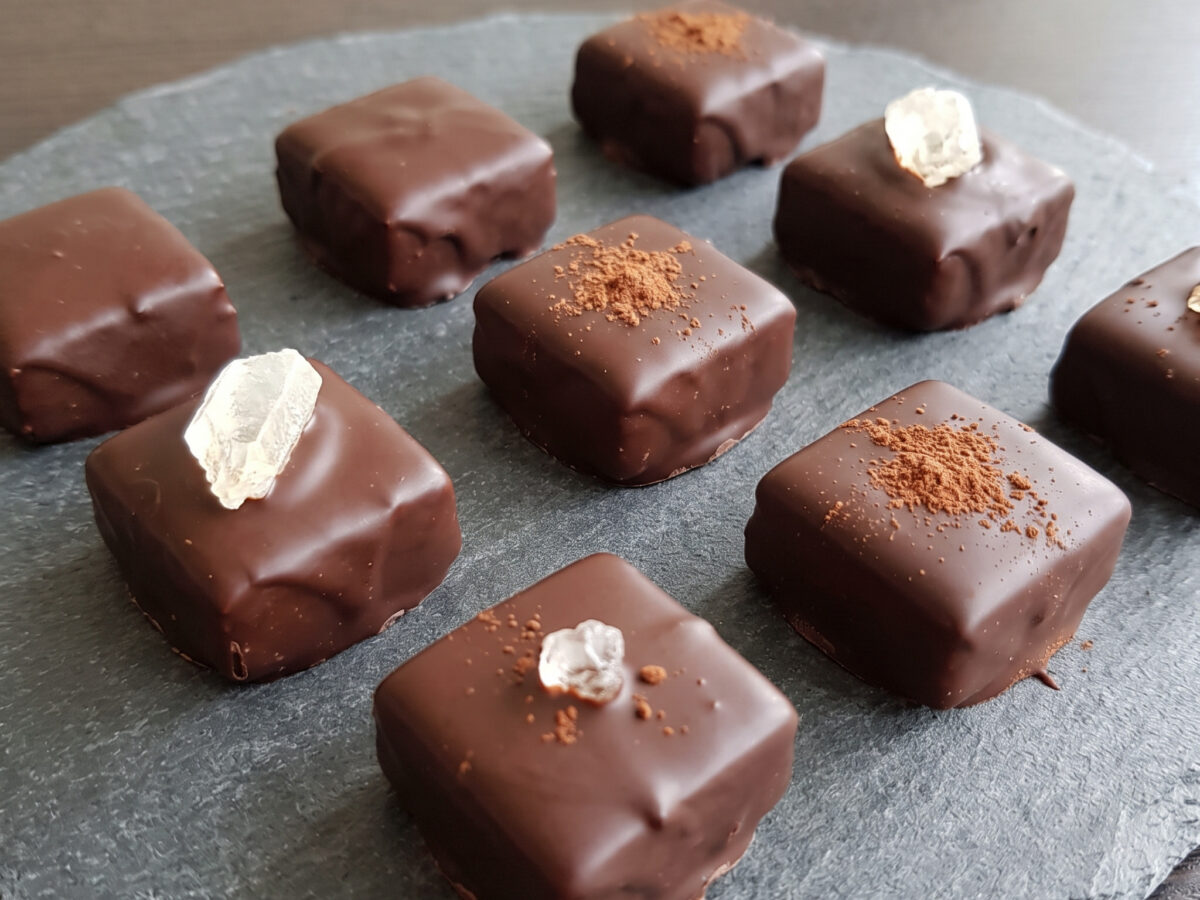 Gefülltes Schokoladenkonfekt | Ostfriesentee-Pralinen | Cremige Teeganache mit Kandis, zartbitter und feinherb.