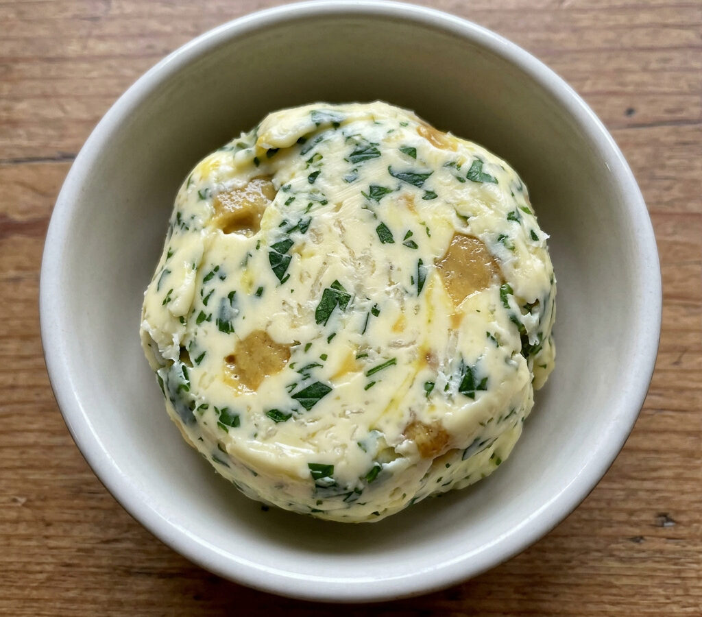 Petersilien-Meerrettich-Butter mit bayerischem süßem Senf