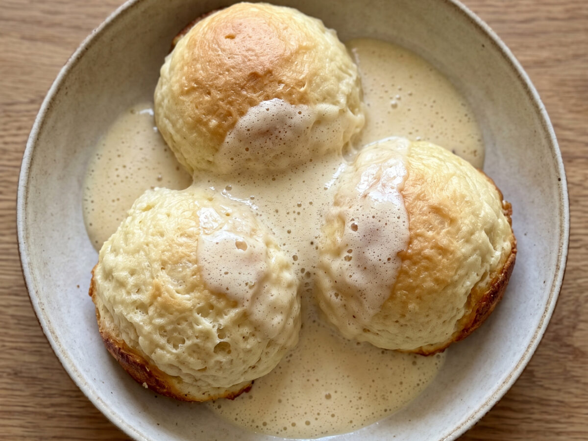 Süßes Hefeteiggericht | Pfälzer Dampfnudeln mit Weinsoße | Luftig-weicher Hefeteig mit goldener Kruste und fruchtig-würziger Weinsoße