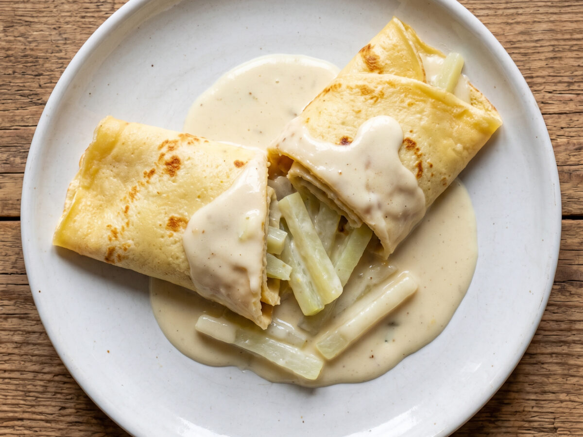 Pfälzer Pfannkuchen mit Kohlrabi in heller Soße