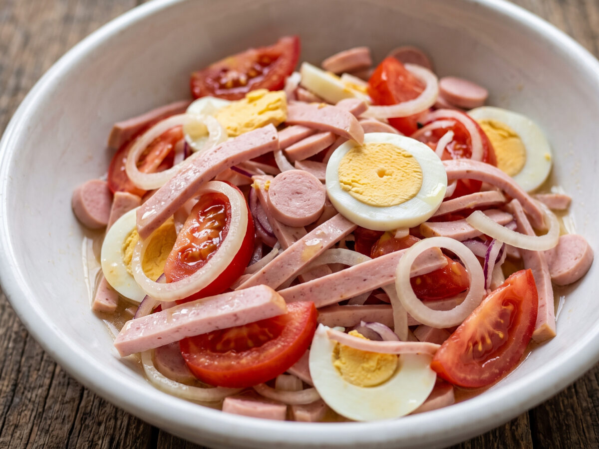 Pfälzer Wurstsalat mit Tomaten und Eiern