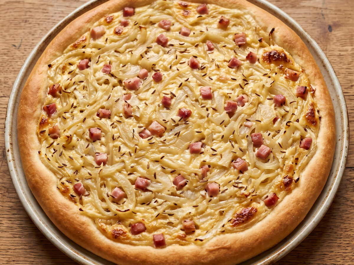 Pfälzer Zwiebelkuchen mit Hefeteig