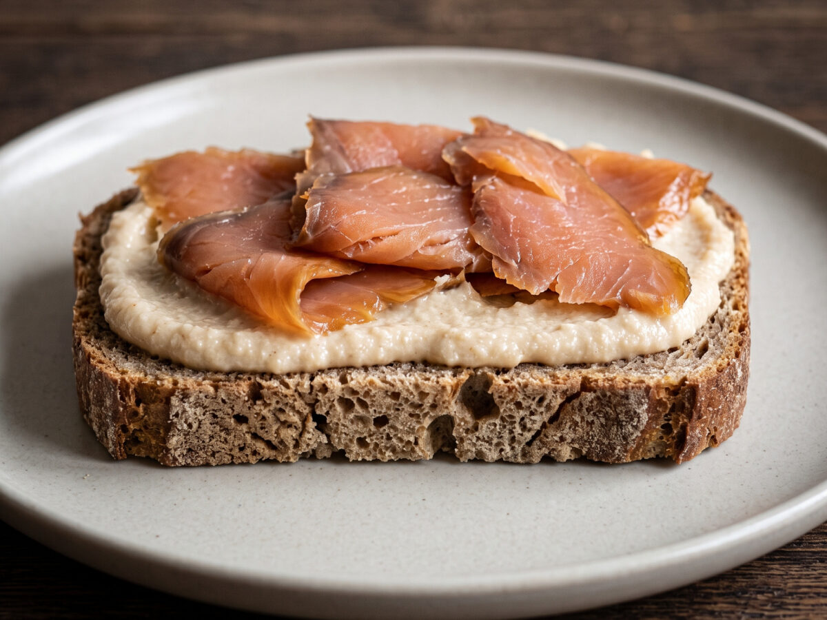 Räucherforellenbrot mit Apfel-Meerrettich-Creme