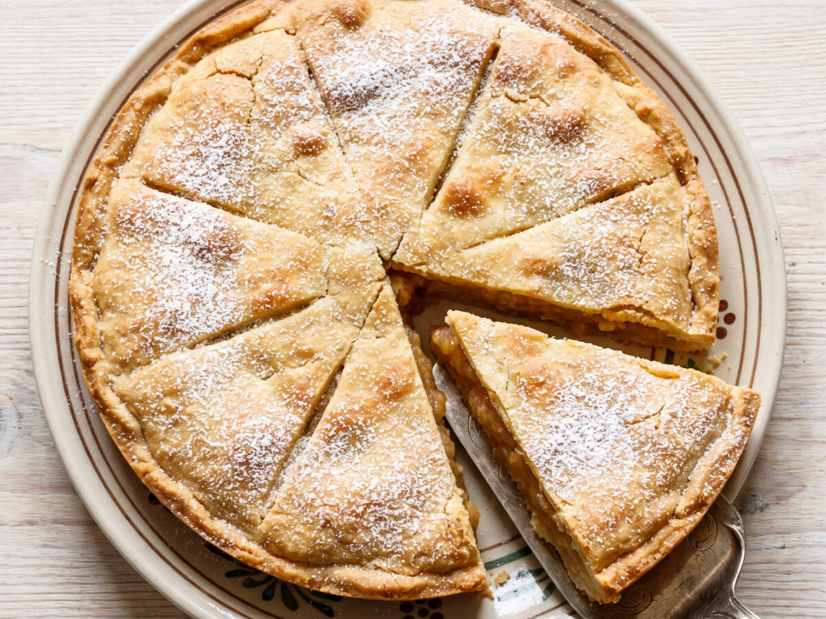 Bayerisch-Schwaben | Rieser Bauerntorte | Flacher, gedeckter Hefekuchen mit saftig-würziger Apfelmusfüllung.