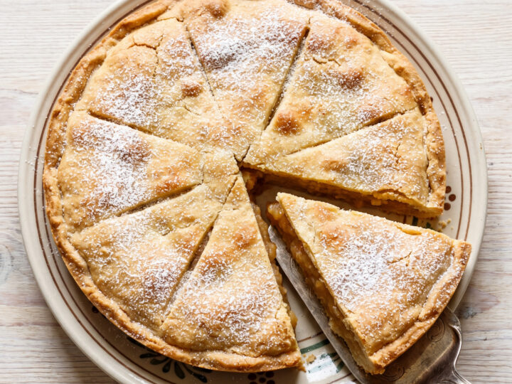 Bayerisch-Schwaben | Rieser Bauerntorte | Flacher, gedeckter Hefekuchen mit saftig-würziger Apfelmusfüllung.