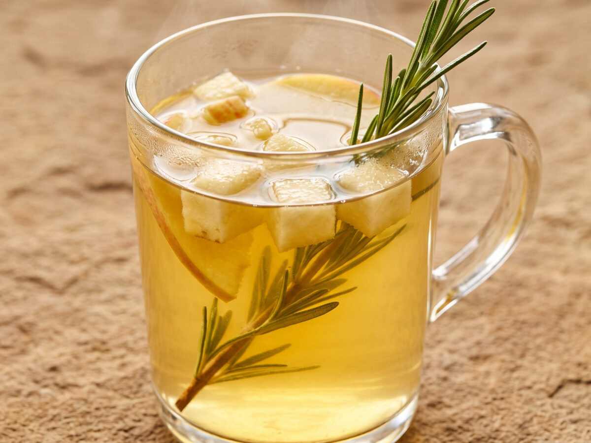 Riesling-Glühwein mit Apfel, Gin und Rosmarin